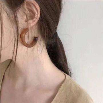 全美机场安检口大排长龙 愤怒与沮丧交织的旅客自嘲“我们就像牲口一样被赶”